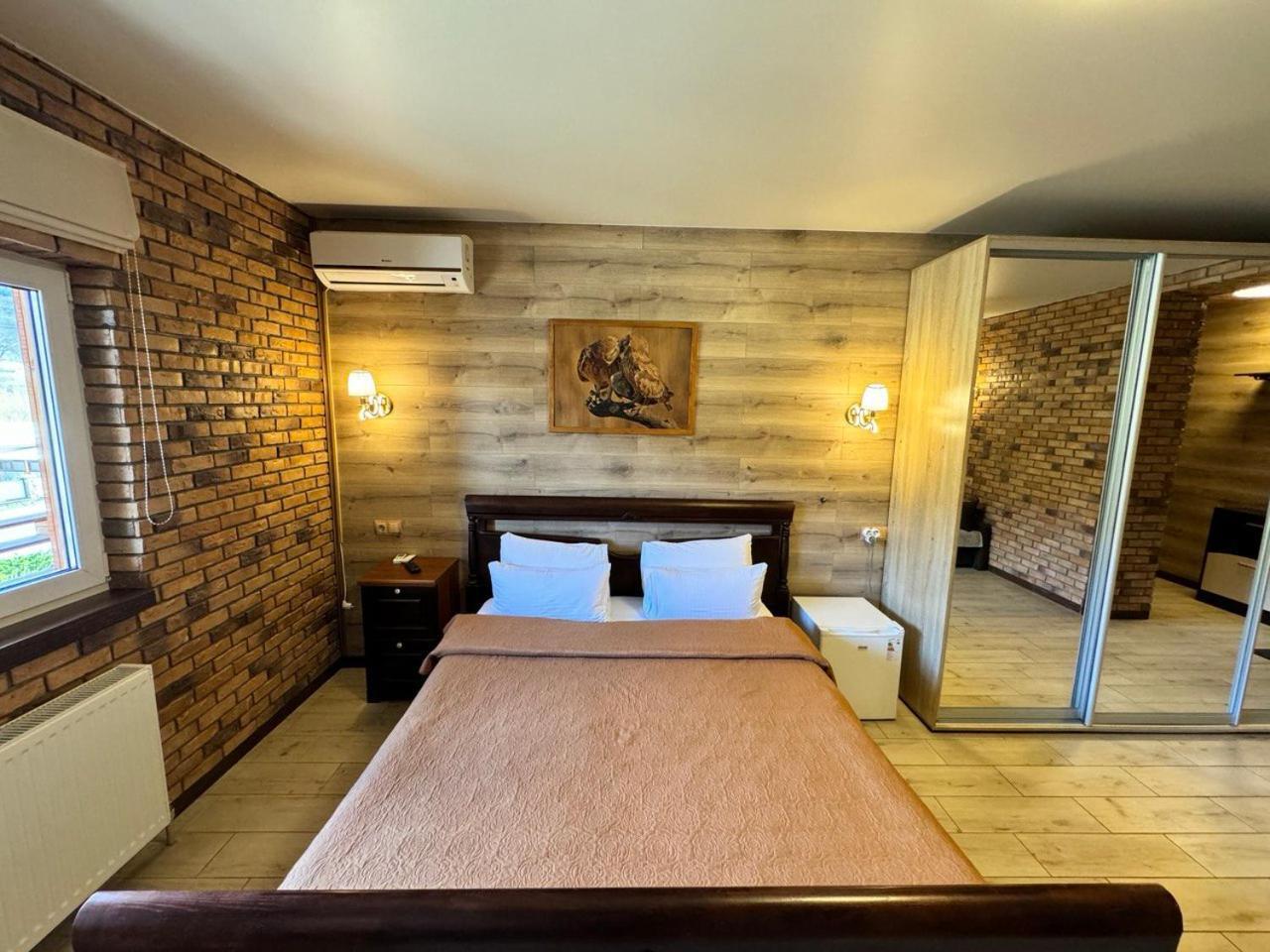 довбуш Hotel