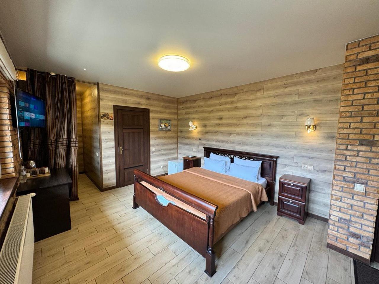 довбуш Hotel